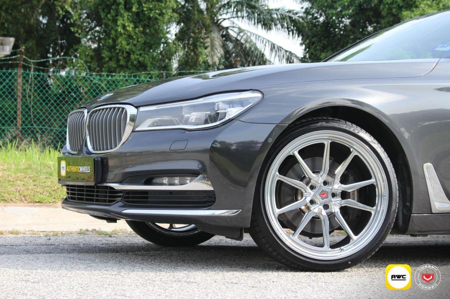 Детали экстерьера BMW 730Li on Vossen Wheels (ML-X2) 2019 года  (фото 4 из 6)